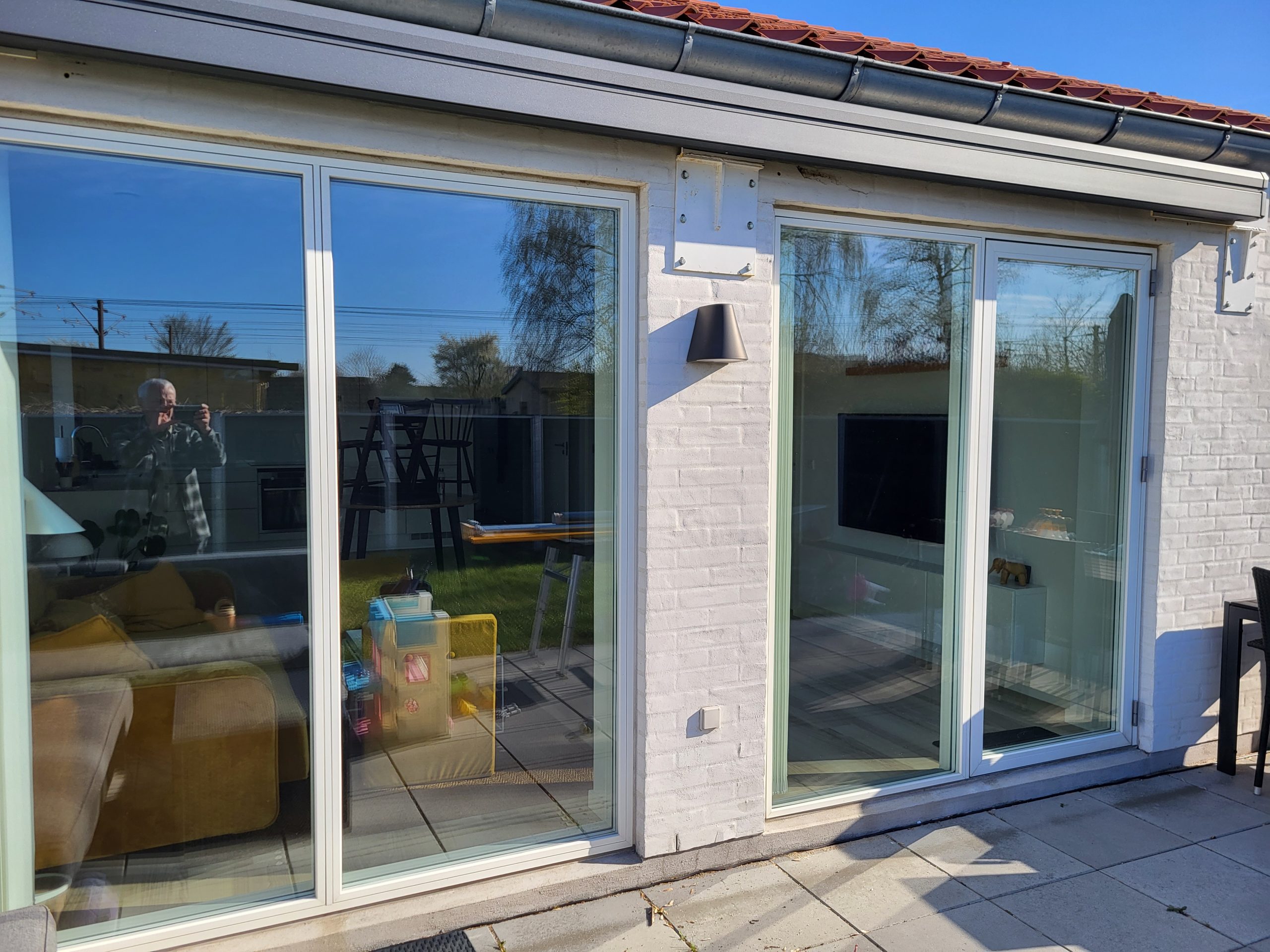 Solfilm udenfor terrasse, store glaspartier